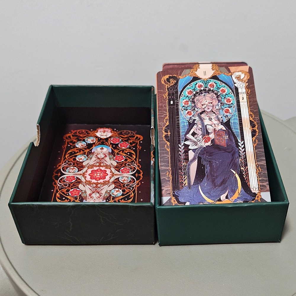 화려한 애니메이션 스타일 일러스트로 이중 엠보싱 처리된 - Tarot Deck With Guidebook 리뷰 및 가격